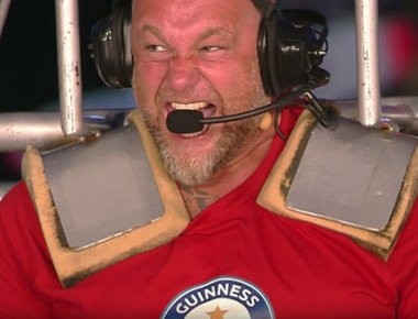 Franz Meullner: Ο άνθρωπος που σήκωσε ένα ... ελικόπτερο στους ώμους του (φωτό, βίντεο)